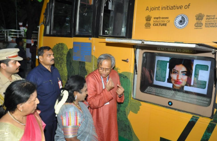 జన్యువులు మరియు జన్యు వ్యాధులను వివరించడానికి మొబైల్ సైన్స్ ఎగ్జిబిషన్ అయిన జీన్-హెల్త్ కనెక్ట్ను ప్రారంభించిన సిసిఎంబి మరియు విఐటిఎం