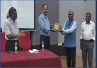 హైదరాబాద్ విశ్వవిద్యాలయం నుండి మూడవ వార్షిక ఎండోమెంట్ అవార్డు అందుకున్నందుకు డాక్టర్ రాజన్ శంకరనారాయణన్ కు అభినందనలు.